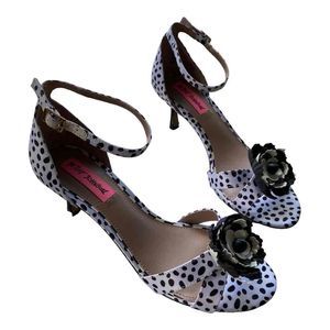 Betsey Johnson Black White Fabric Strappy Stiletto Animal Print Size 8M 2” Heel